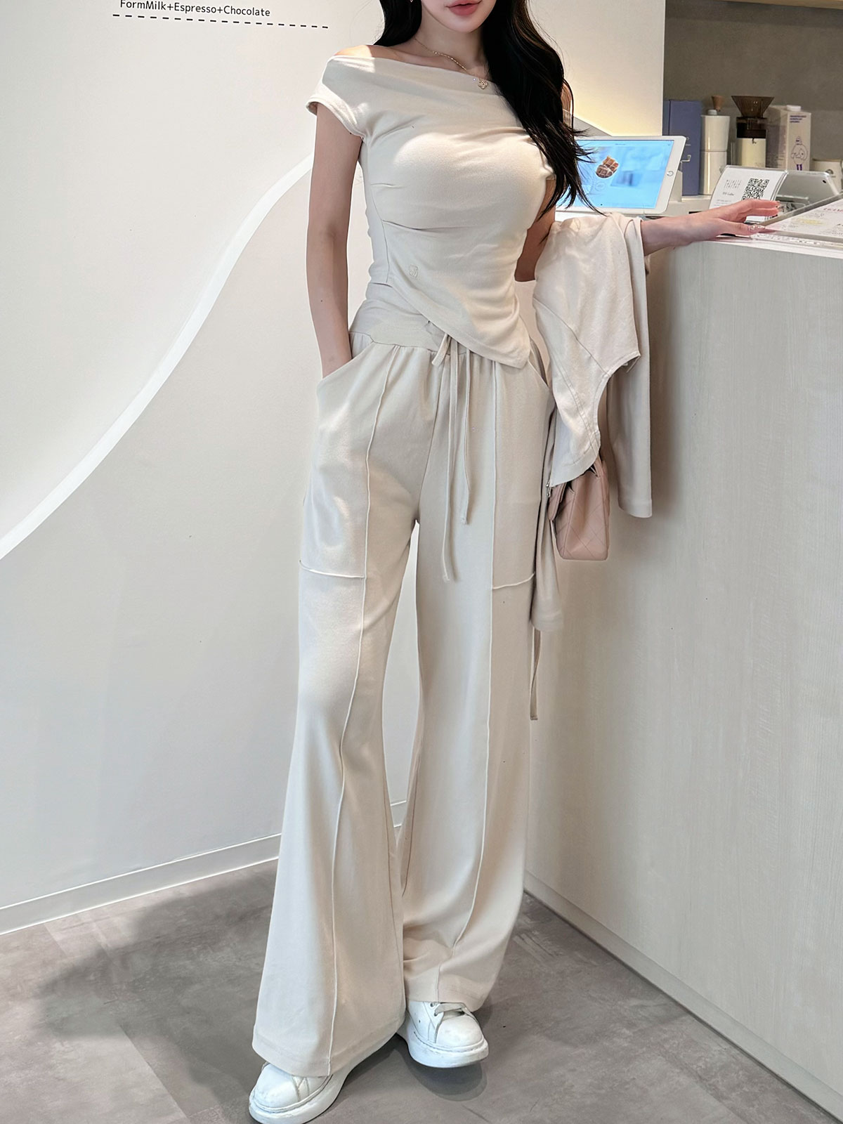 最新トレンドファッションアイテムは、QUNG Official Online Shopで