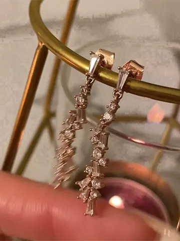 ストレートストーンピアス