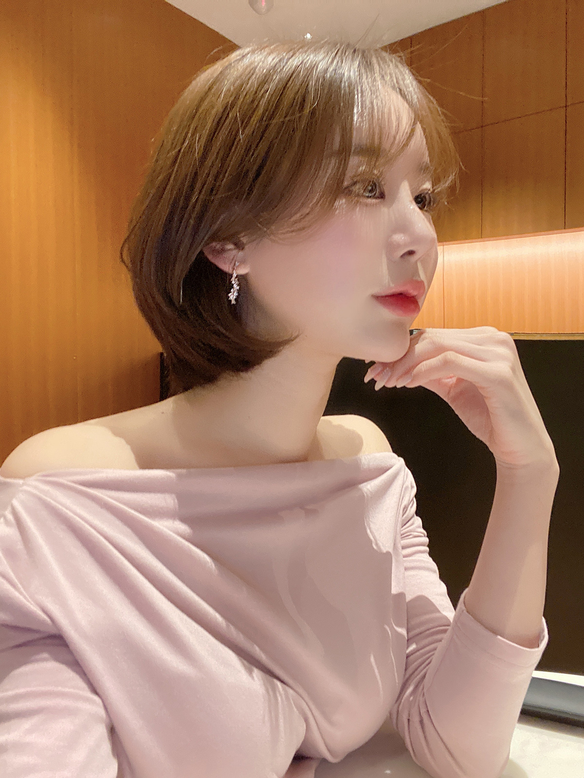 ストレートストーンピアス