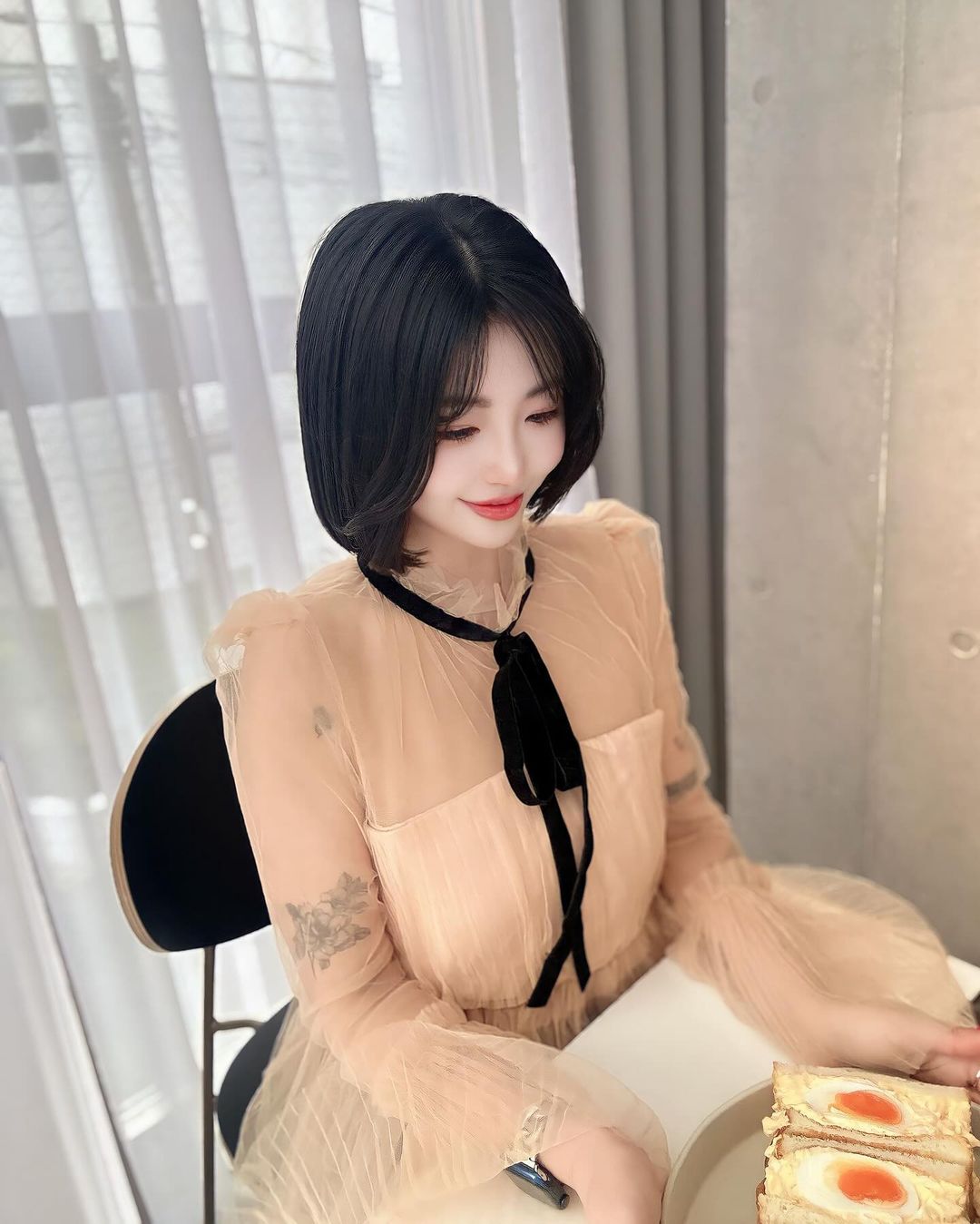 極美品✨️定価11万　ドゥロワー　ベルベットリボンスリーブブラウス　シルク100% クン ベルベットリボンパーティーブラウス カラー: