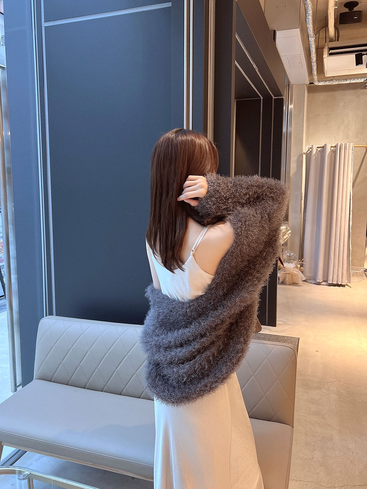 クン フラッフシャギーカーデ カラー:チャコール、ライトベージュ