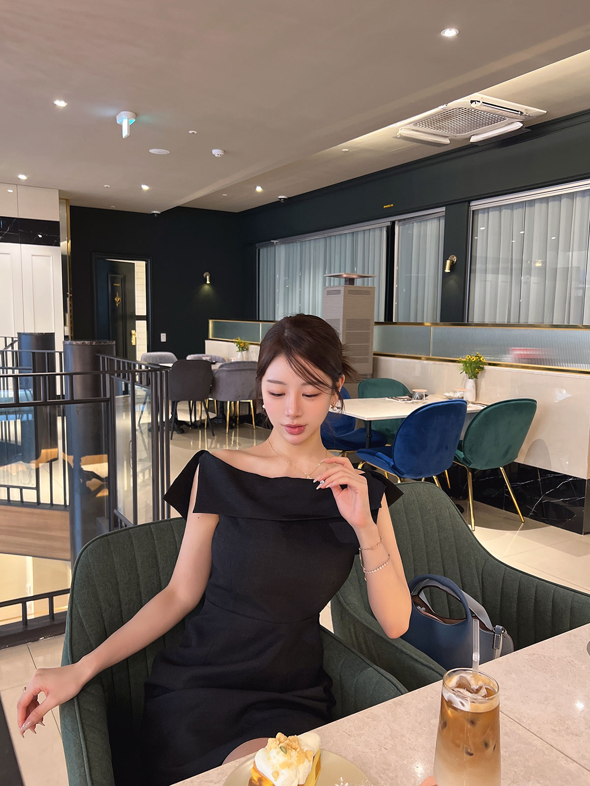 クン インバランスカラワンピース カラー:ブラック、ペールピンク