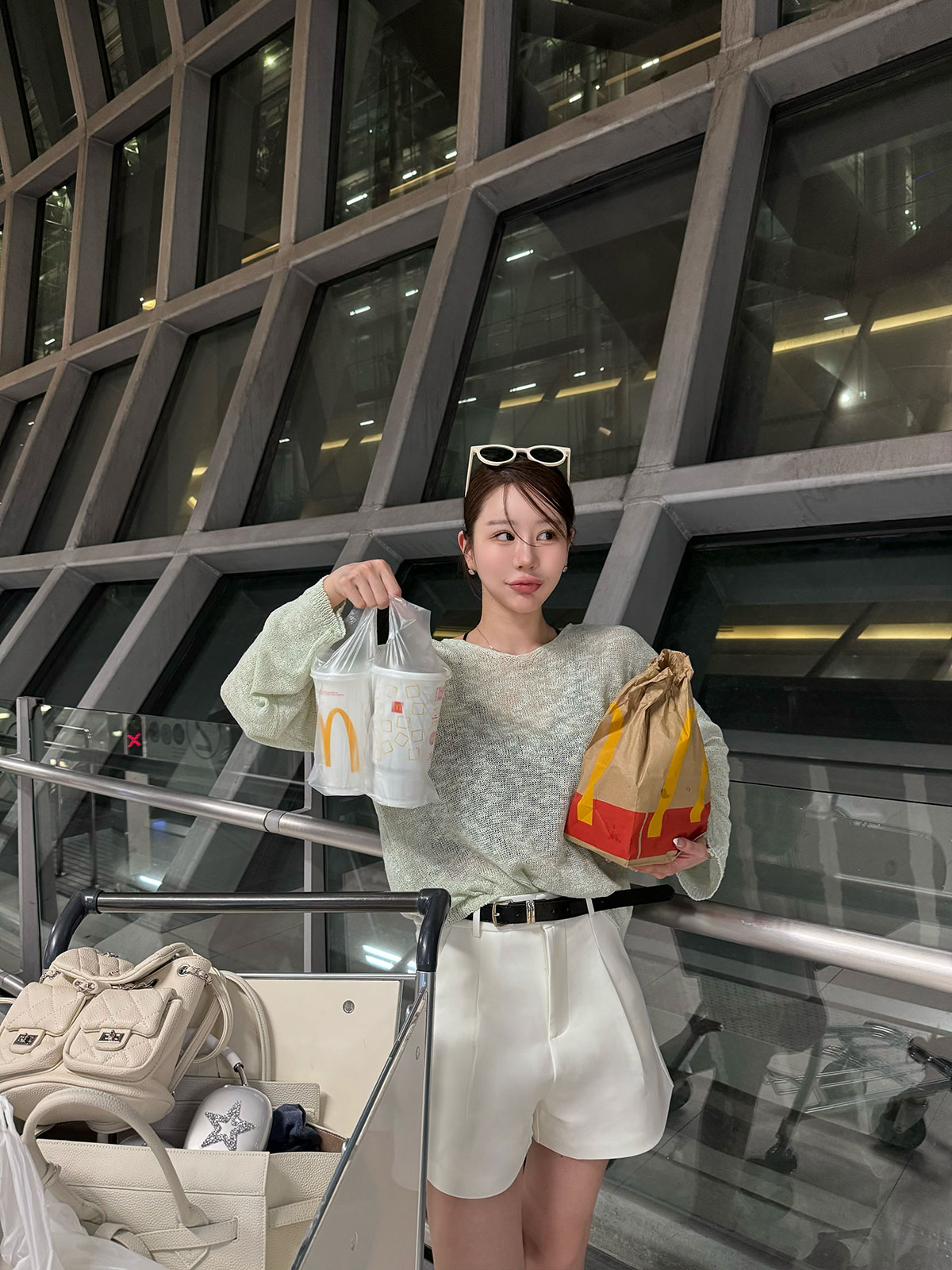 クン ベルト付きタックショートパンツ カラー:ブラック、ホワイト