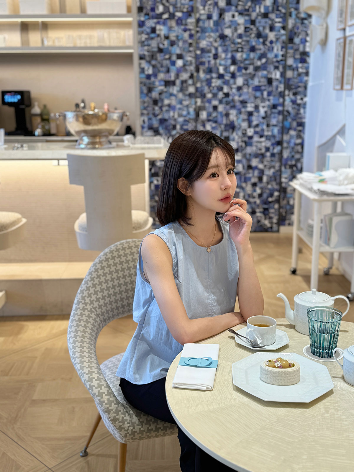 クン スリーブレスバックポイントブラウス カラー:ホワイト、ライトブルー、ネイビー